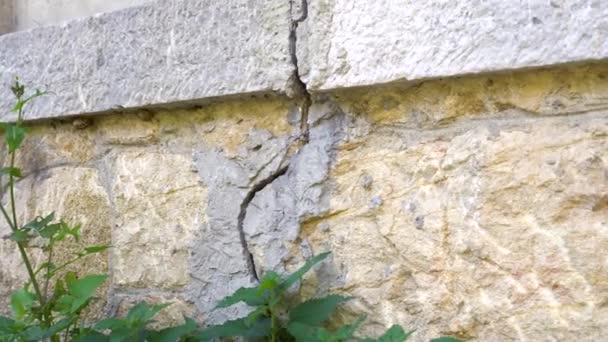 Parete Crollata Incrinata Crack Nella Fondazione Una Vecchia Casa Primo — Video Stock