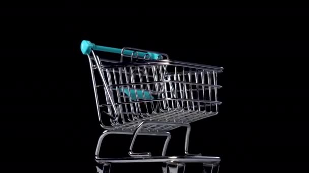 Supermarché Trolley Close Sur Fond Noir Concept Black Friday Crise — Video