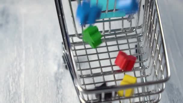 Çok Renkli Ahşap Biblolar Küçük Bir Alışveriş Arabasını Dolduruyor Kara — Stok video