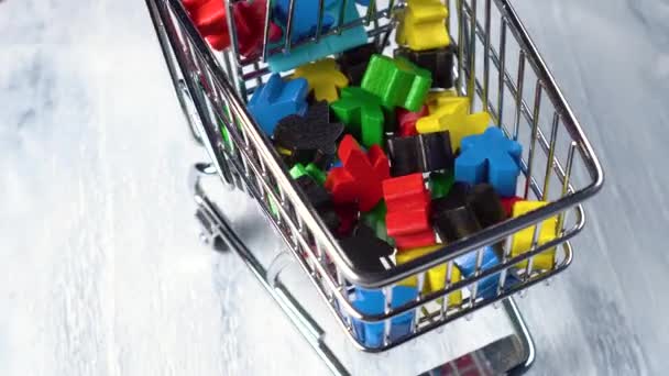 Mini Einkaufswagen Mit Hellen Bunten Holzspielzeugen Für Ein Lernspiel Für — Stockvideo