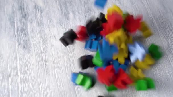 Renkli Ahşap Oyuncaklar Tahtaya Düşer Ağır Çekim Döndürme — Stok video