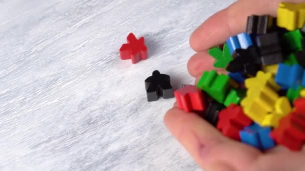 Eller Tahtaya Renkli Ahşap Oyuncaklar Döker Ağır Çekim Döndürme — Stok video