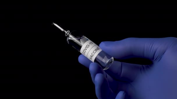Covid Impfstoff Der Hand Eines Forschers Blauen Medizinischen Handschuhen Großaufnahme — Stockvideo