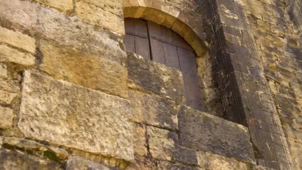 Geschlossene Alte Bogenfenster Mit Geschlossenen Hölzernen Fensterläden Steinmauer Einer Antiken — Stockvideo