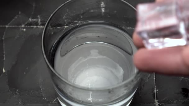 Fallende Eiswürfel Ein Glas Mit Klarem Wasser Oder Alkohol Mit — Stockvideo