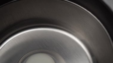 Kahve çekirdeklerini öğütmek için boş kahve öğütücüsünün Macro Blades 'i. Yakın plan. Başlıyor ve duruyor