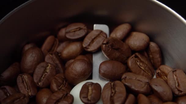 Bruch Der Kaffeemühle Zeitlupe Beginnen Sie Ohne Deckel Die Gerösteten — Stockvideo