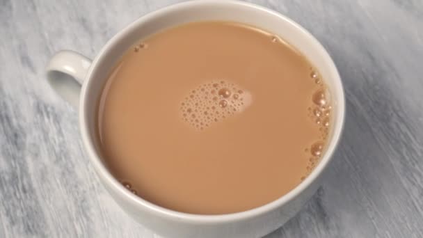白杯加红茶和牛奶 一种芬芳可口的早晨饮料 高级品质 靠近点 — 图库视频影像