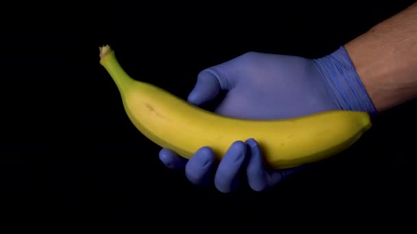 Banan Hånden Blå Beskyttelseshandsker Sort Baggrund Desinfektion Hygiejne Koncept Supermarked – Stock-video