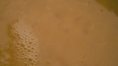 Yakından çatalla yumurta çırpıyor. Makro atış. Yavaş çekim