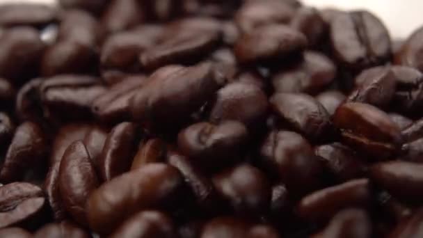 Boabele Cafea Prăjite Toarnă Într Grămadă Macro Shot Slow Motion — Videoclip de stoc