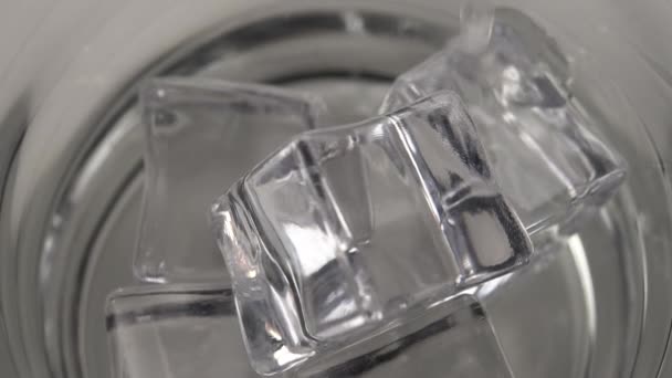 Reines Wasser Wird Ein Glas Mit Eiswürfeln Gegossen Zeitlupe Makroaufnahme — Stockvideo