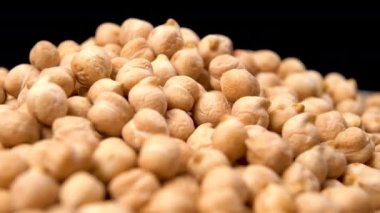 Nohut Cicer arietinum yakın çekim. Siyah arka planda bir yığın taze çiğ bakla. Makro atış. Döndürme