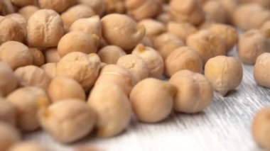 Çiğ, kurutulmuş nohut yakın plan. Taze pişmemiş baklagiller. Cicer arietinum. Döndürme. Makro çekim