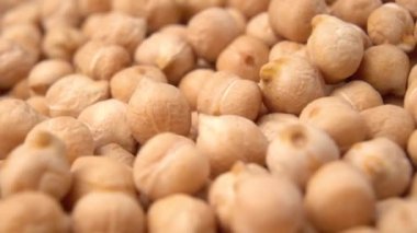 Bir yığın nohut yakın plan. Pişmemiş çiğ yiyecekler. Cicer arietinum. Döndürme. Makro çekim