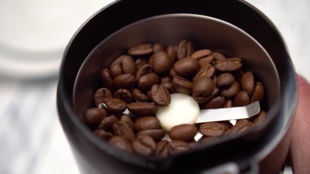Closeup Koffiebonen Een Roestvrij Koffiemolen Met Glanzende Bladen Selectieve Focus — Stockvideo