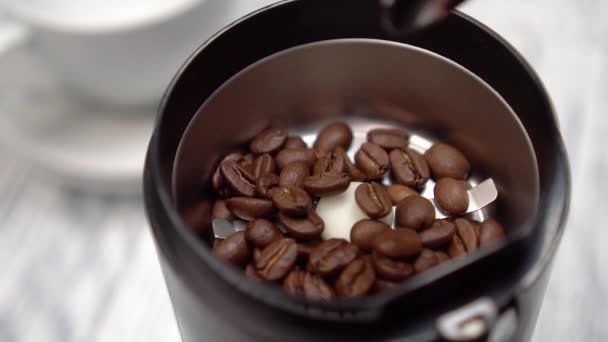 Vul Molen Met Gebrande Koffiebonen Met Een Lepel Sluit Maar — Stockvideo