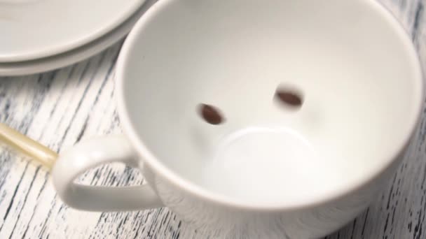 Caffè Arrosto Fagioli Arabica Vengono Versati Una Tazza Bianca Sul — Video Stock