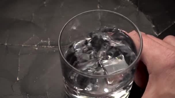 Wasser Und Eis Einem Glas Wasser Oder Alkohol Verwirbeln Eiswürfel — Stockvideo