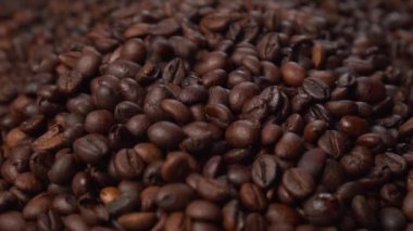 Kahve çekirdekleri kahveyi karıştırıyor. Arabica ve Robusta karışımı. Yavaş çekim