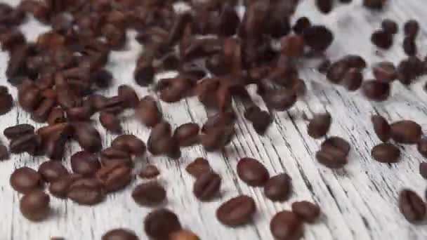 Geröstete Kaffeebohnenmischung Vorhanden Stürzen Sie Einen Haufen Auf Einer Holzoberfläche — Stockvideo