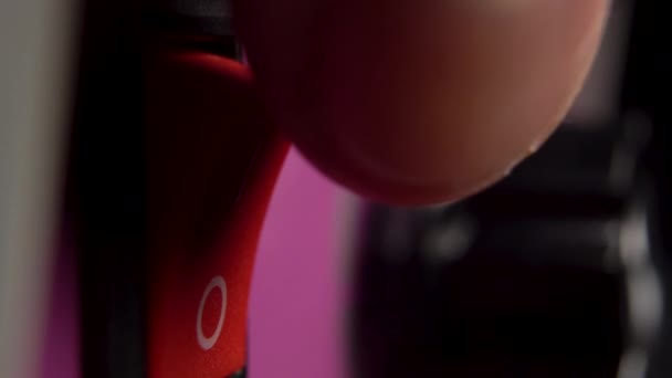 赤ボタンを押すと ブラーの中に赤の光を持つ電気機器の開始 マクロショット — ストック動画