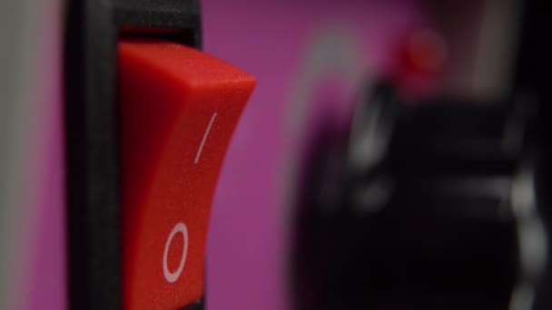 Encendiendo Dispositivo Eléctrico Pulse Interruptor Botón Luz Roja Parpadea Macro — Vídeos de Stock