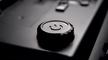 Işıklandırma cihazının siyah plastik düğmesine basıp ışığı kapatıyorum. Kapatın. Makro çekim