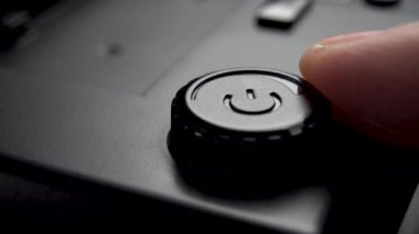 Seviyeyi ayarlamak için siyah elektrik teçhizatının arkasındaki kolu çeviriyor. Kapatın. Makro çekim