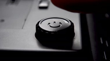 Işıklandırma cihazını kapat. Siyah düğmeye basıyorum. Kapatın. Makro çekim