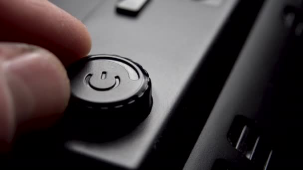 调整黑色电气设备的功率 一个手指扭动塑料动力按钮 靠近点宏观射门 — 图库视频影像