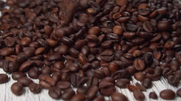 Gemischte Geröstete Arabica Und Robusta Kaffeebohnen Fallen Langsam Auf Die — Stockvideo