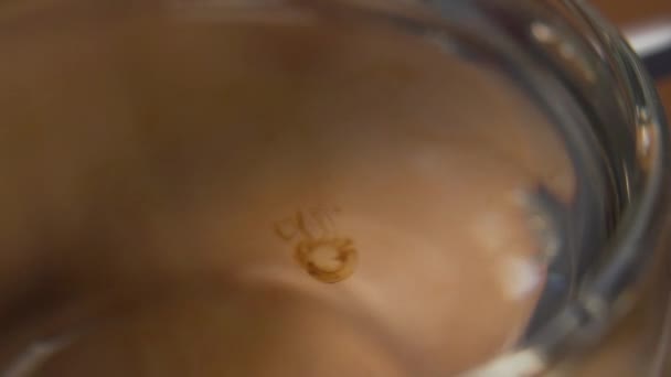 방울의 약초가 피펫에서 속으로 떨어집니다 칸나비스 의약품을 녹인다 매크로 클로즈업 — 비디오