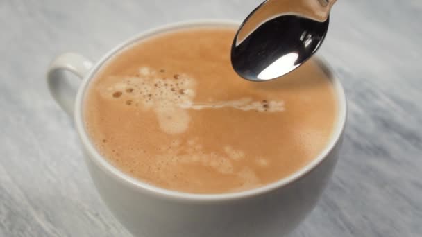 Persona Mano Revolviendo Café Con Cuchara Taza Blanca Sobre Mesa — Vídeo de stock