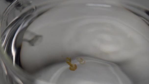 Une Goutte Médicament Liquide Soluble Tombe Dans Verre Eau Potable — Video