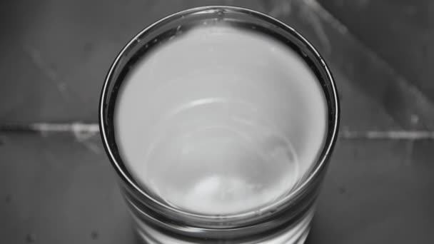 Gota Agua Cae Vaso Agua Potable Limpia Movimiento Lento — Vídeos de Stock
