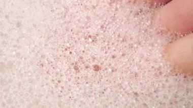 Köpük köpükleri elinizin altında. Makro atış. Koronavirüs enfeksiyonunun önlenmesi. COVID-19 salgınına karşı korunma önerileri, seçici odaklanma