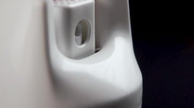 Siyah arka planda antibakteriyel alkolik dezenfektanı kullanmak için sprey bandı. Makro atış. Yavaş çekim