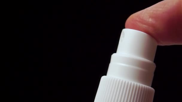 Spraya Alkoholhaltig Spray För Sanitär Desinfektion Händer Svart Bakgrund Närbild — Stockvideo