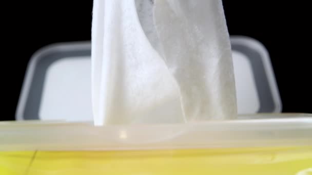 Bílý Jednorázový Mokrý Tampón Vytáhne Žluté Plastové Krabice Černém Pozadí — Stock video