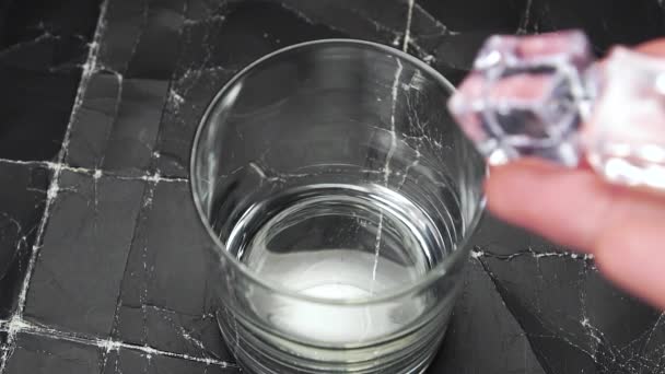 Caída Cubitos Hielo Hielo Vertiendo Vaso Sobre Una Superficie Madera — Vídeo de stock