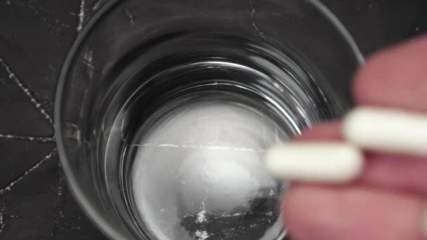 Witte Capsules Vallen Bodem Van Het Glas Een Abstracte Vintage — Stockvideo