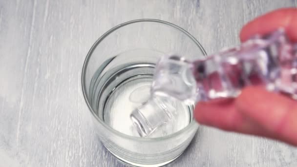 Ahşap Bir Arka Planda Bir Bardağa Buz Portakal Suyu Dökmek — Stok video