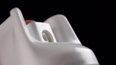 Siyah arka planda dezenfektan spreyi kullanmak. Virüs bakterilerine karşı alkol dezenfektanı. Yavaş çekim