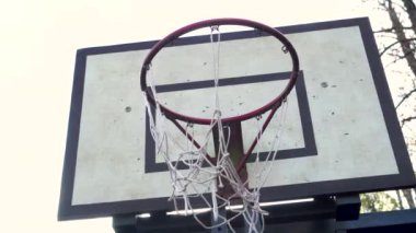 Yırtık ağ kapaklı basketbol tahtası..