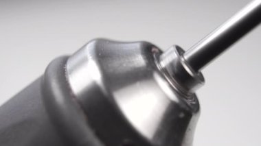 Manikür makinesindeki parçanın rotasyonu. Makro atış. 4 bin. Çivi servisi için özel profesyonel aracın görünümünü kapat