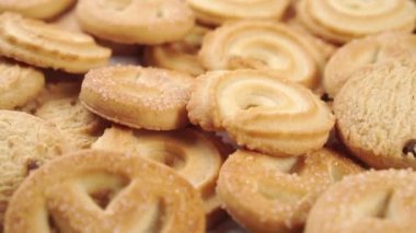 Ev yapımı tereyağlı kurabiye ve üzerine şeker serpiştirilmiş. Döndürme. Makro çekim