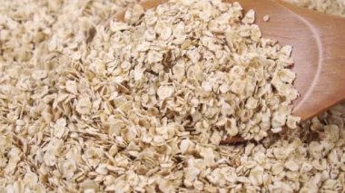 Tahta kaşıkla yulaf ezmesi karıştırmak. Döndürme.