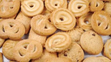 Ahşap zemin üzerinde küçük kurabiyeler yakın dönüş