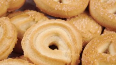 Şekerli ve kuru üzümlü kurabiye dönüşümlü makro shot. Ev yemeği. Kapat.